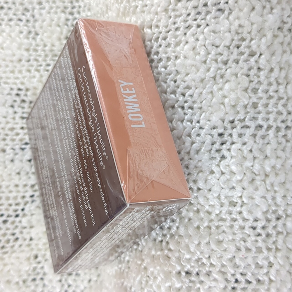Danessa Myricks Yummy Skin Blurring Balm Powder in Lowkey, 6g/0.21oz - Picture 6 of 11